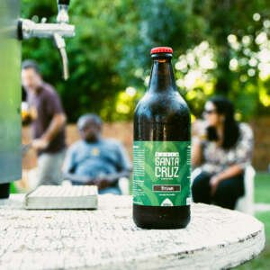 Cereja em cima de uma mesa